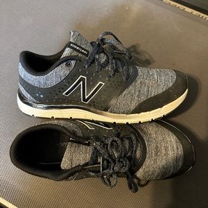 Size 9, women’s new balance tennis shoes